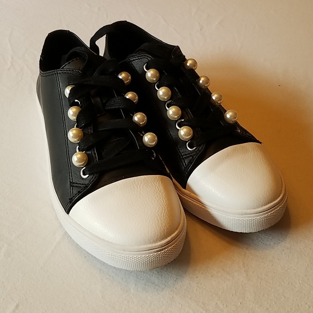 Mossimo black lace up sneakers